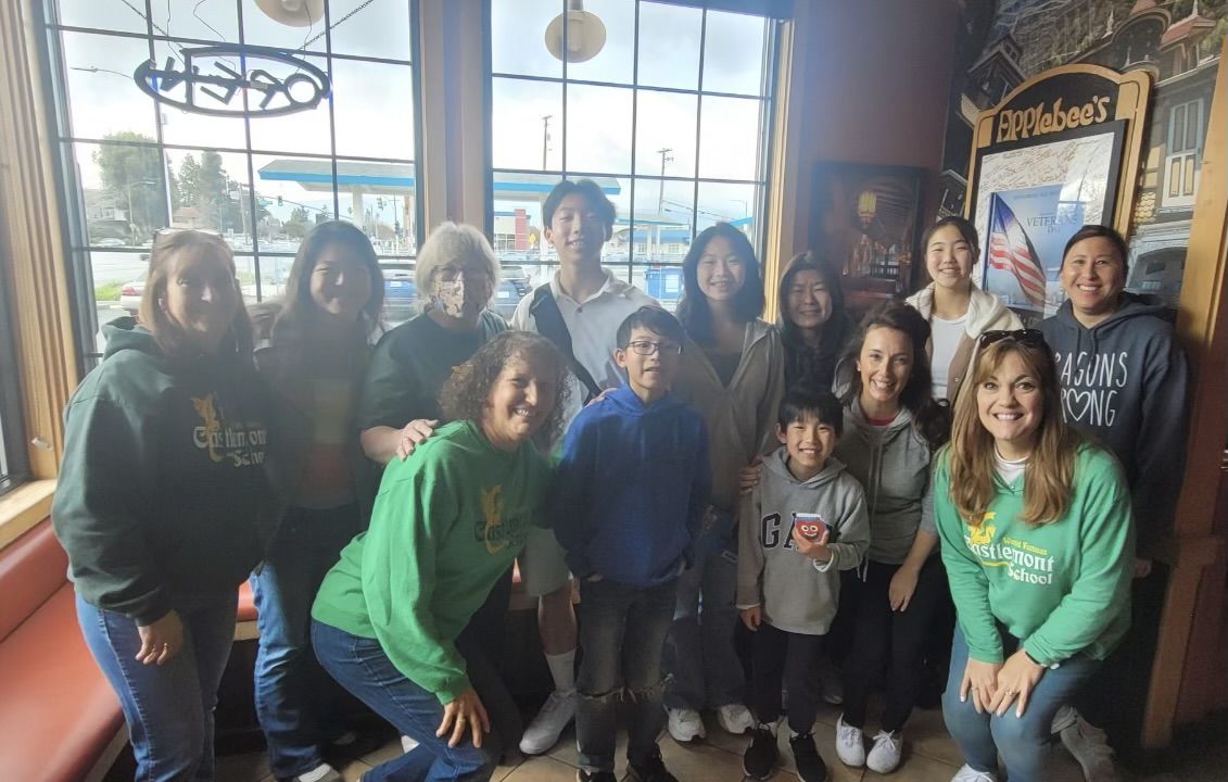 Teachers, students at Applebees