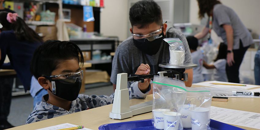 5th graders works a science experiment