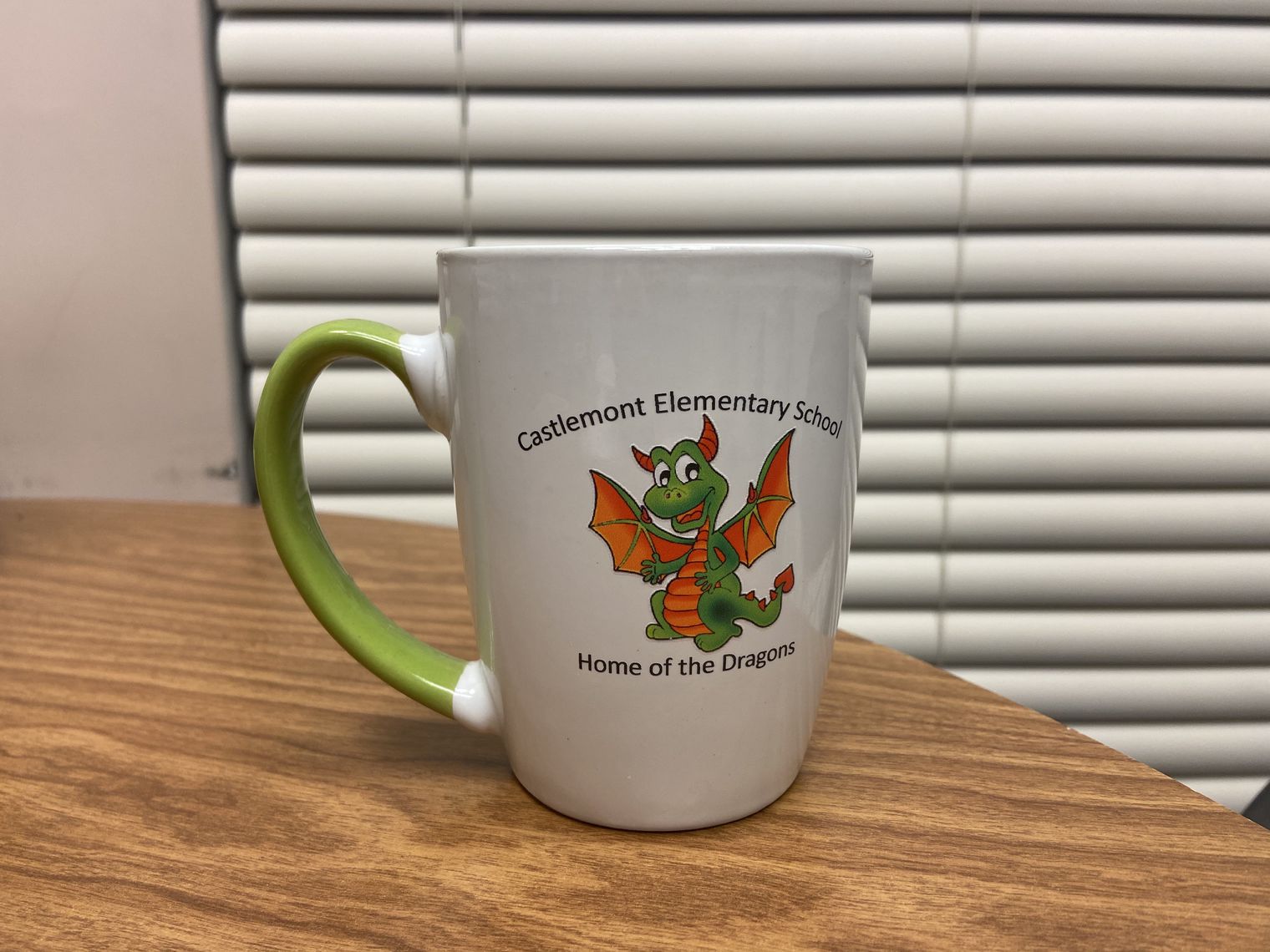 Coffee mug with a green dragon on the side